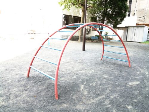 アーチ型のラダー（タイコ橋）遊具