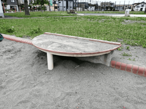 砂場のテーブル