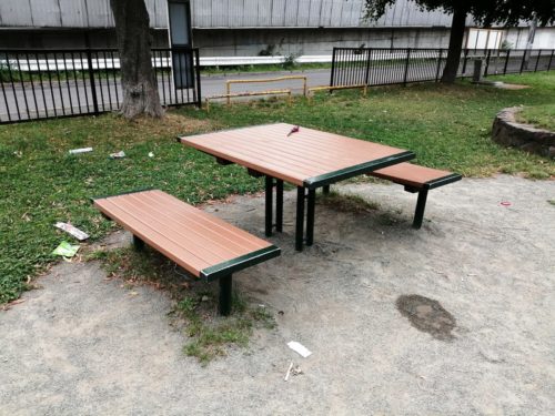 対面式のテーブルベンチセット