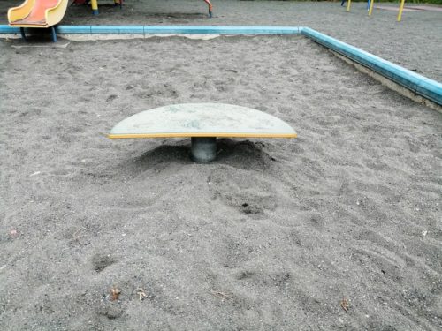 砂場内のテーブル