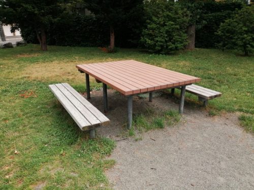 対面式のテーブルベンチセット