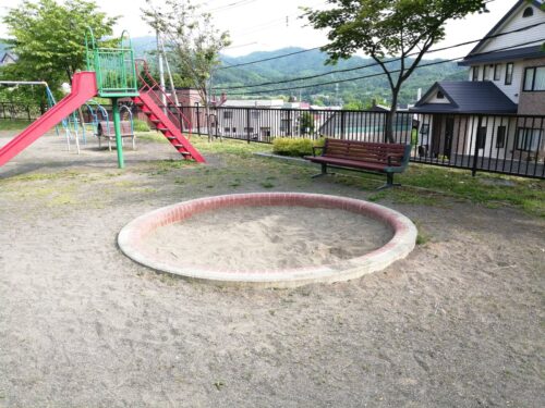 ふじの高台公園の砂場とすべり台