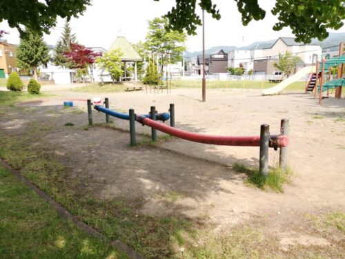 藤が丘そよかぜ公園の平均台パイプ遊具