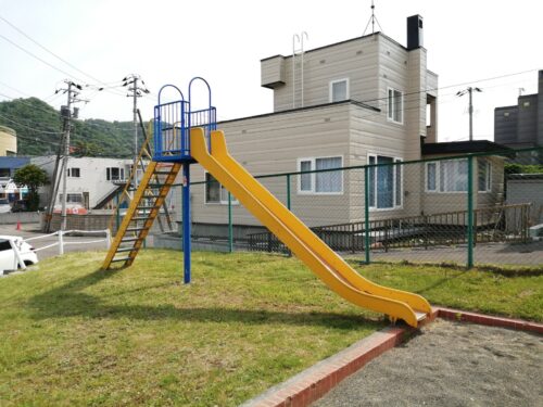 藤野本通ひばり公園のすべり台