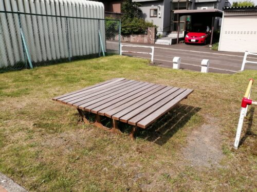 藤野本通ひばり公園の木製ベンチ