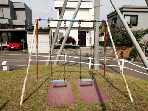 藤野本通ひばり公園のブランコ