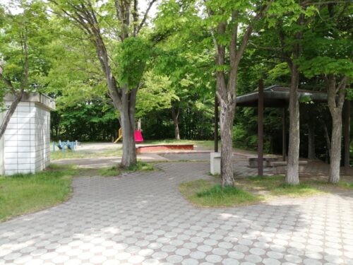 藤が丘高台公園の広場と東屋