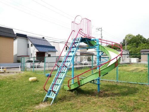 藤の沢チビッコ公園のらせん型すべり台