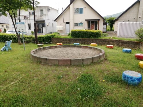 藤野なかよし公園の円形砂場とスツール