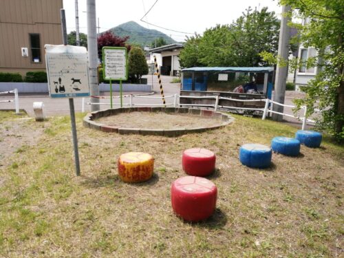 藤野本通ひまわり公園のカラフルスツール