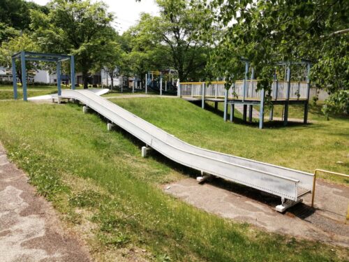 藤野東公園のロングローラーすべり台