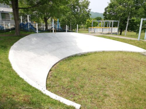 藤野東公園のコンクリートすべり台