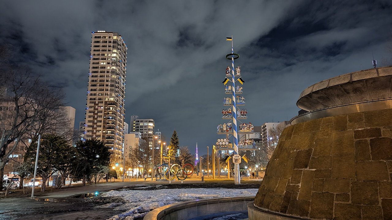 雪が残る3月の夜の大通公園