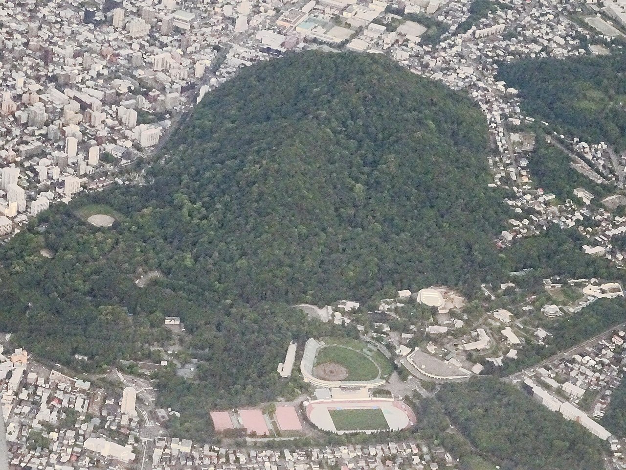 上空から見た円山公園と円山の森