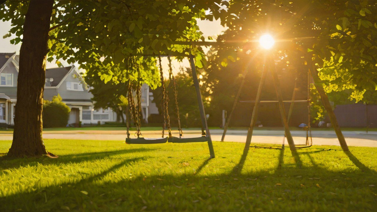 ブランコと滑り台のある公園