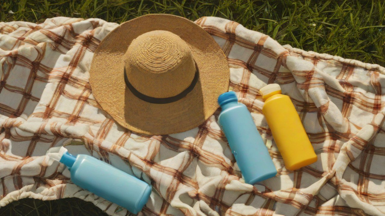 公園遊びに持っていく帽子や水筒などのグッズ